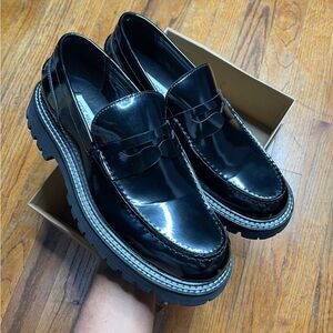 Steve Madden- Zing Loafer. (Size 10)